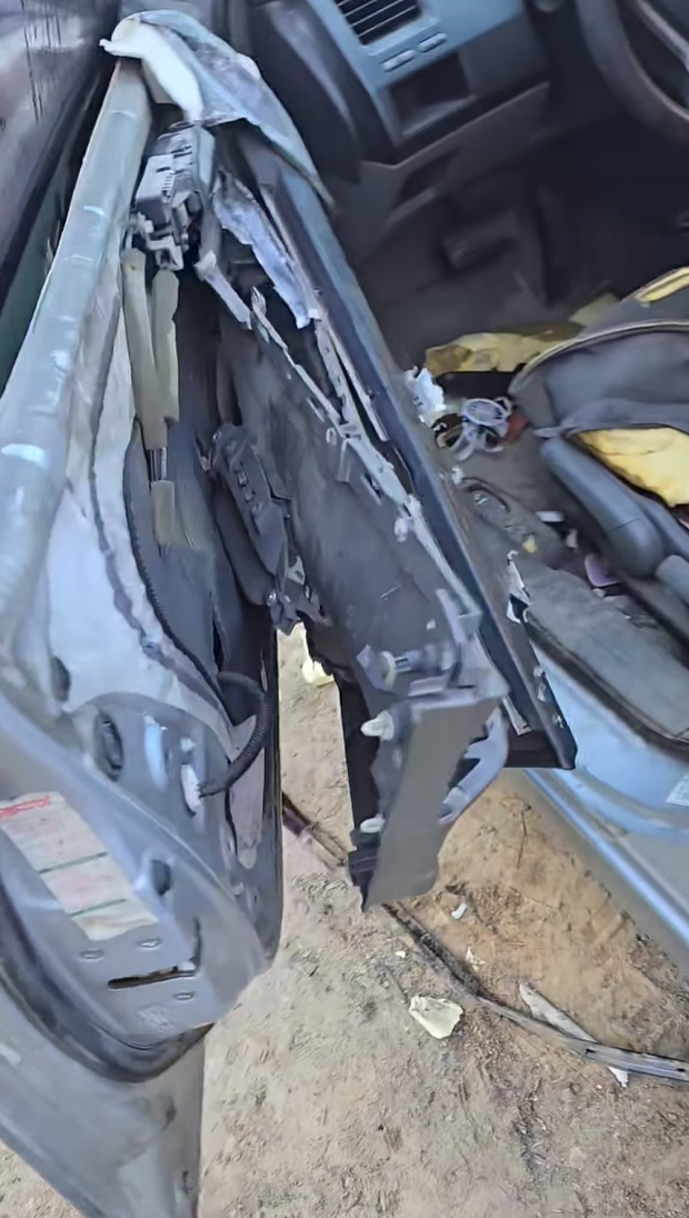 加拿大一名女子的車窗去年遭到黑熊破壞,當局隨後將這頭熊送到200公里外,沒想到這頭熊今年回來「復仇」,再次闖入她的汽車搞破壞