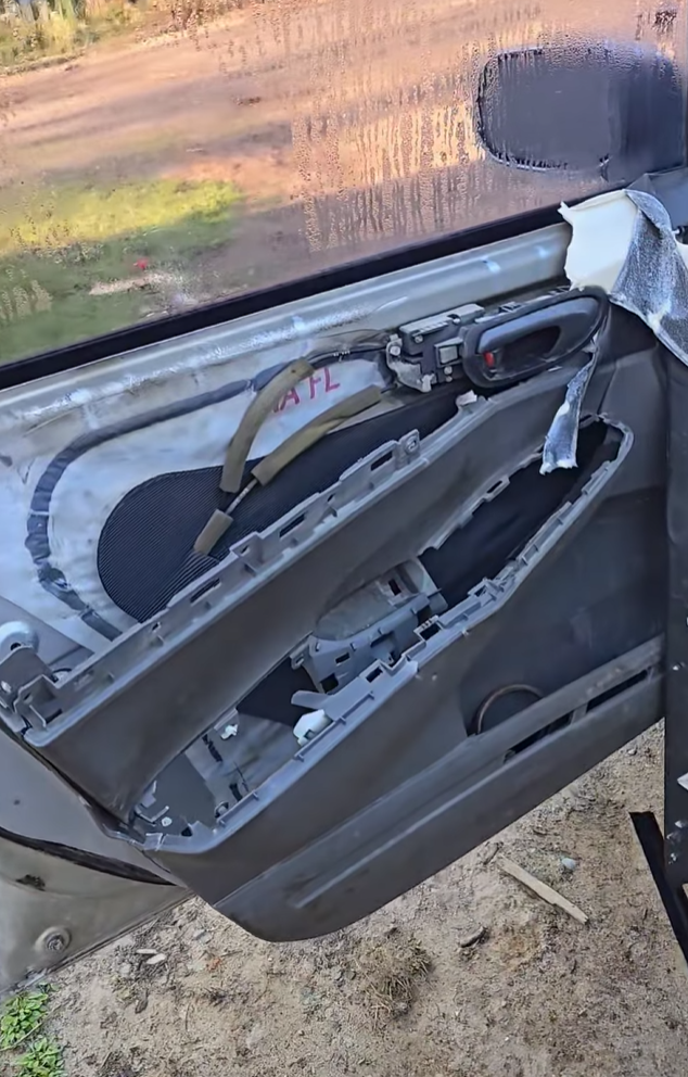 加拿大一名女子的車窗去年遭到黑熊破壞,當局隨後將這頭熊送到200公里外,沒想到這頭熊今年回來「復仇」,再次闖入她的汽車搞破壞