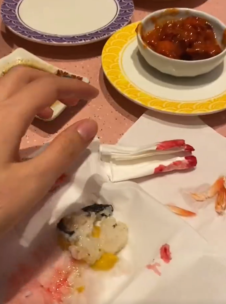 廣東中山一名女子光顧當地一間日式料理店,吃壽司時咬到異物,導致口腔被刮傷流血,店方及後賠償一千元人民幣達成和解。(影片截圖)