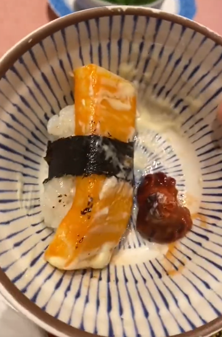 廣東中山一名女子光顧當地一間日式料理店,吃壽司時咬到異物,導致口腔被刮傷流血,店方及後賠償一千元人民幣達成和解。(影片截圖)