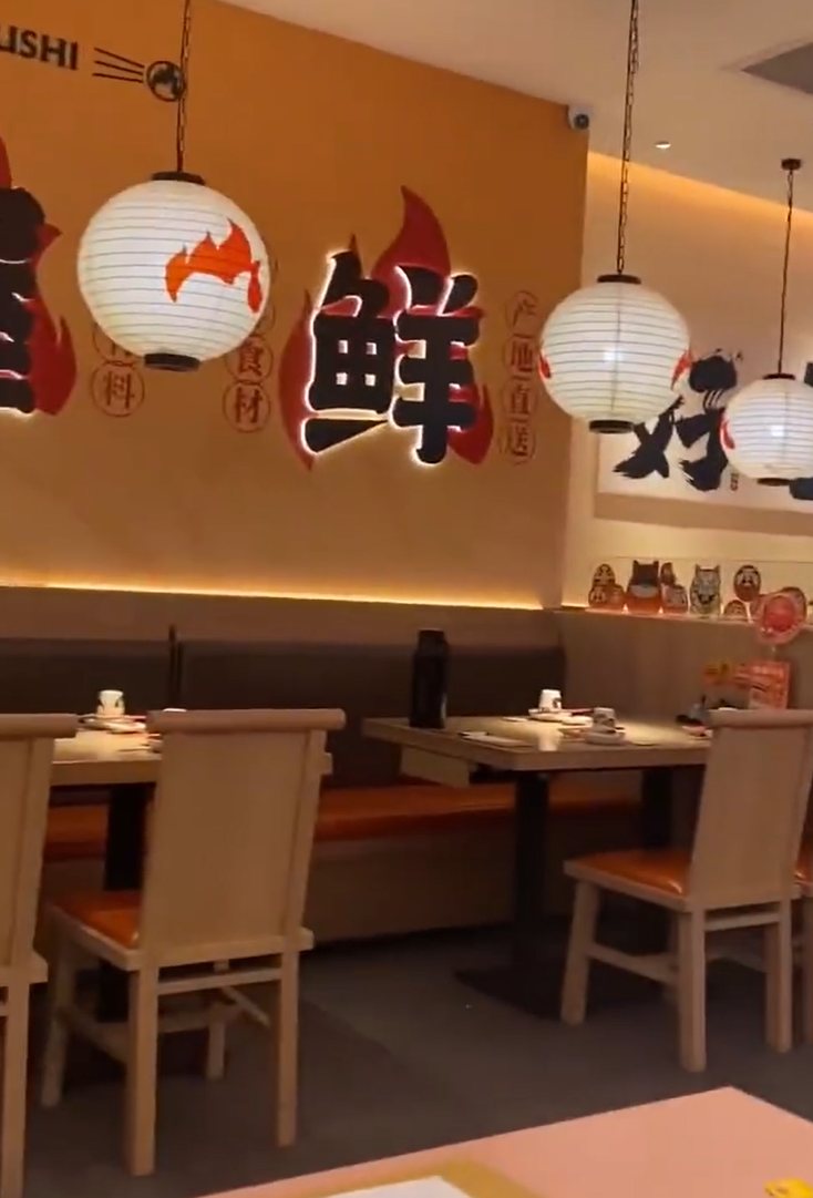 廣東中山一名女子光顧當地一間日式料理店,吃壽司時咬到異物,導致口腔被刮傷流血,店方及後賠償一千元人民幣達成和解。(影片截圖)