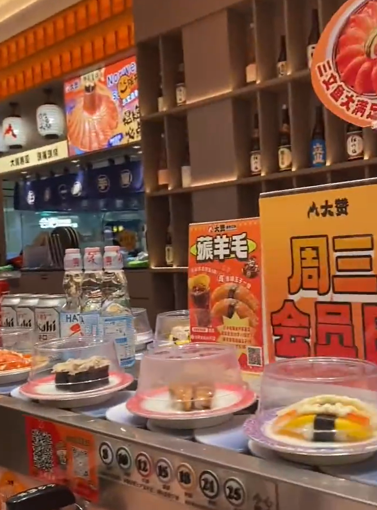 廣東中山一名女子光顧當地一間日式料理店,吃壽司時咬到異物,導致口腔被刮傷流血,店方及後賠償一千元人民幣達成和解。(影片截圖)