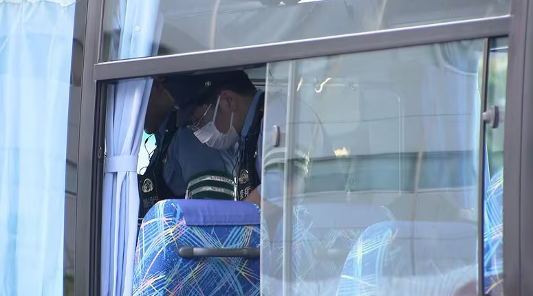 警察在車上進行調查。(新聞截圖)