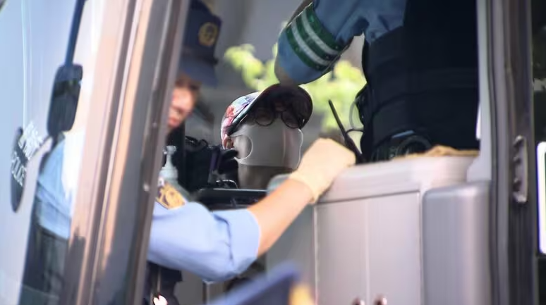 警察向車內乘客查問。(新聞截圖)