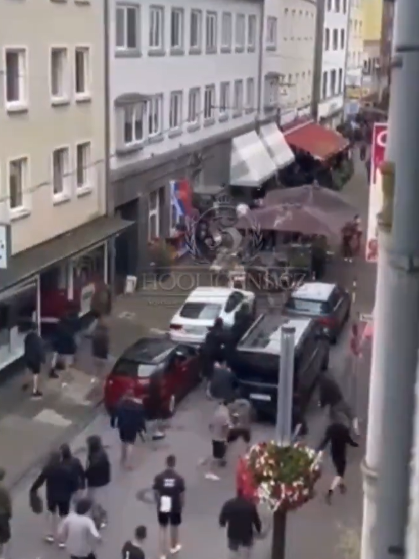 歐洲國家盃|網上片段顯示,在一間掛有塞爾維亞國旗的餐廳外,兩批男子互相打鬥子,期間有人用座椅作攻擊武器,亦有人投擲玻璃杯。(影片截圖)