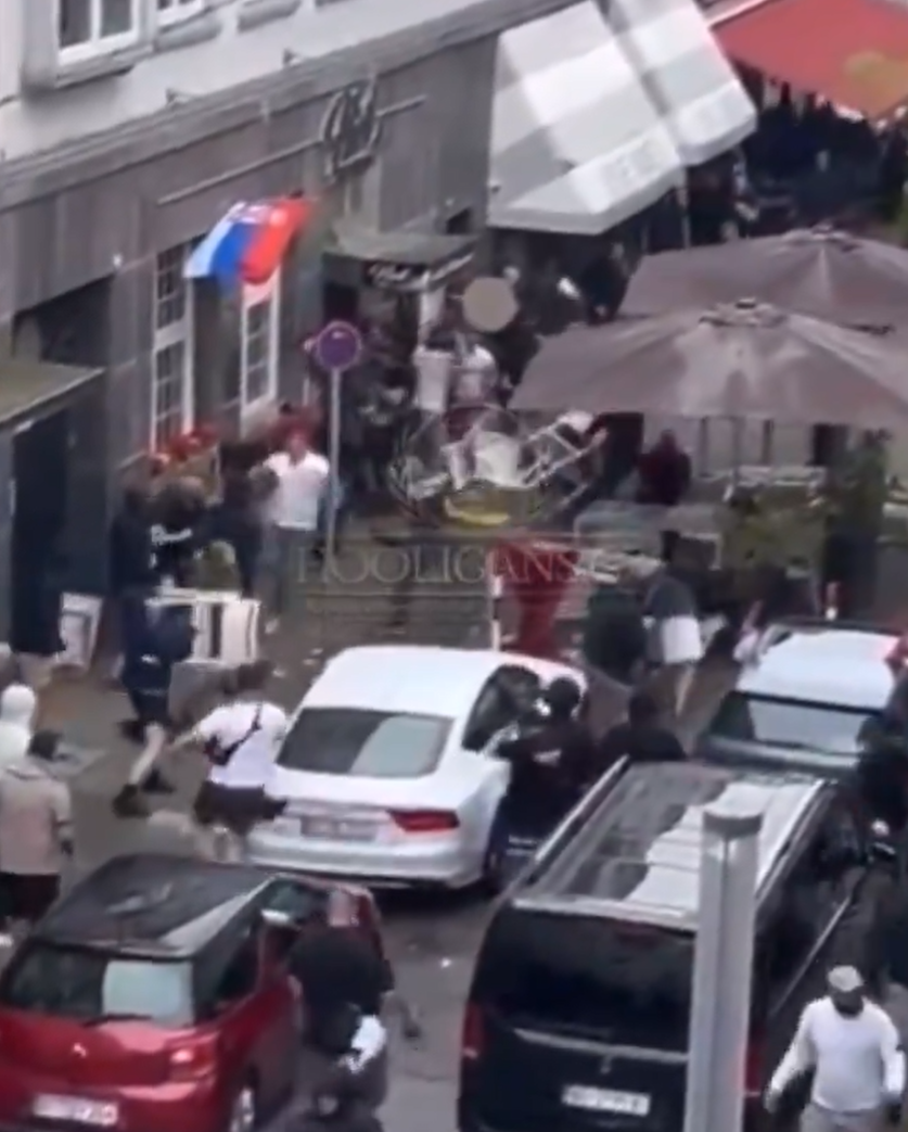 歐洲國家盃|網上片段顯示,在一間掛有塞爾維亞國旗的餐廳外,兩批男子互相打鬥子,期間有人用座椅作攻擊武器,亦有人投擲玻璃杯。(影片截圖)