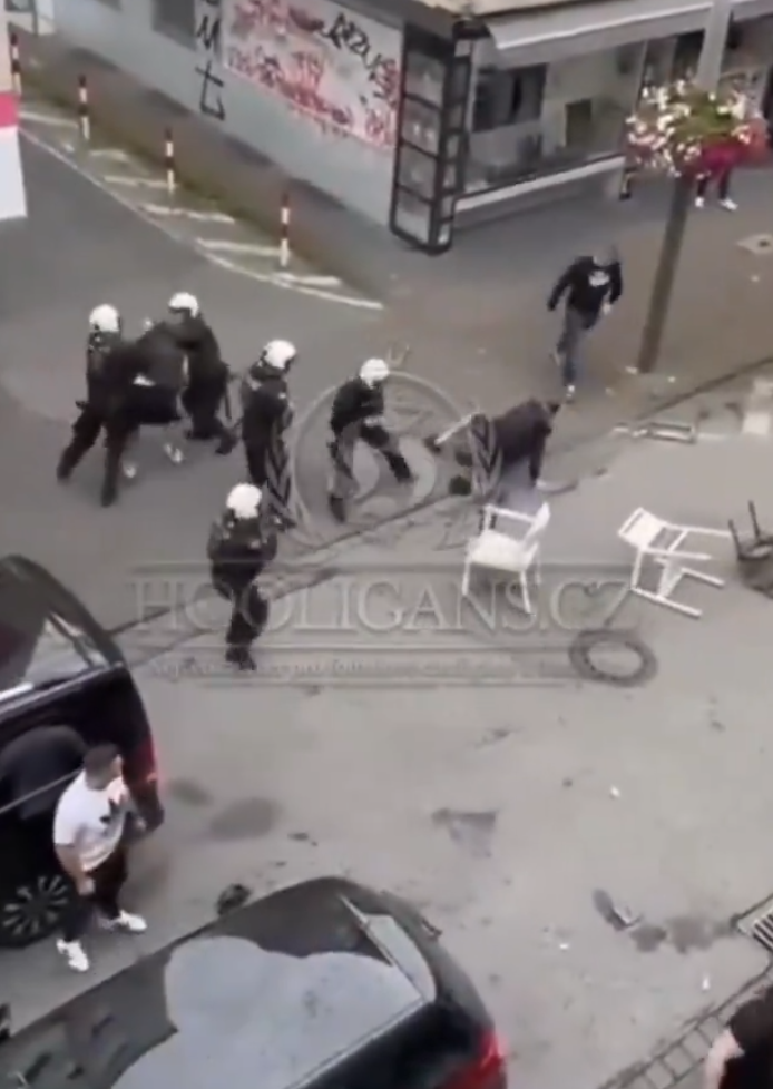 歐洲國家盃|網上片段顯示,在一間掛有塞爾維亞國旗的餐廳外,兩批男子互相打鬥子,期間有人用座椅作攻擊武器,亦有人投擲玻璃杯。(影片截圖)