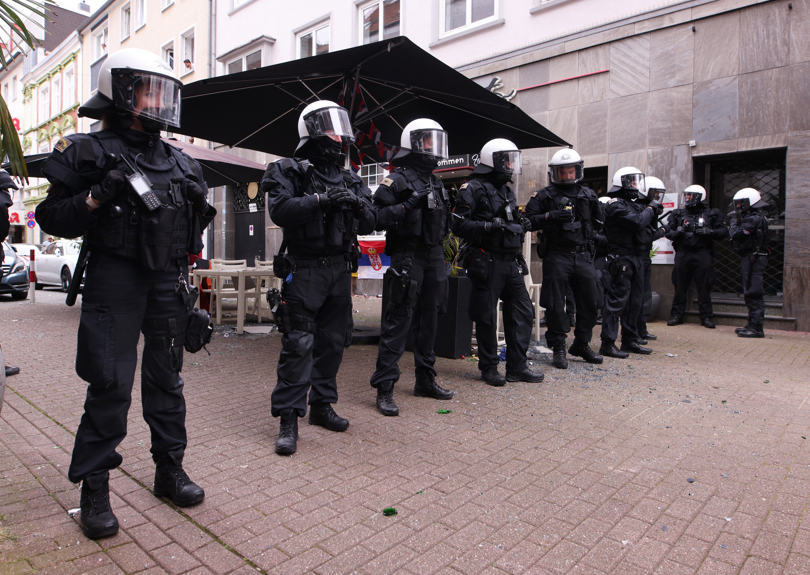 歐洲國家盃|當地有球迷鬧事,防暴警察介入,拘捕7名塞爾維亞球迷,控以嚴重身體傷害罪。 (路透社)