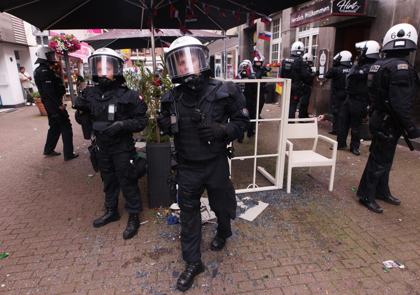 歐洲國家盃|當地有球迷鬧事,防暴警察介入,拘捕7名塞爾維亞球迷,控以嚴重身體傷害罪。 (路透社)