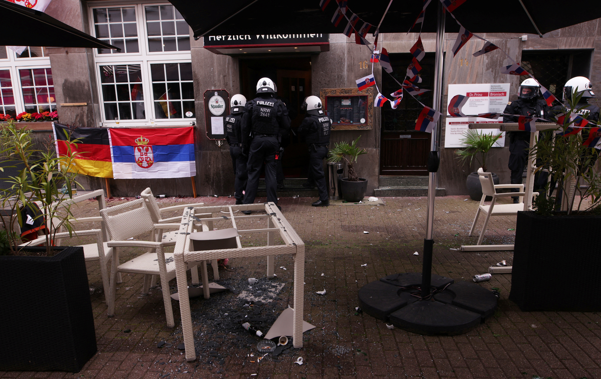 歐洲國家盃|當地有球迷鬧事,防暴警察介入,拘捕7名塞爾維亞球迷,控以嚴重身體傷害罪。 (路透社)