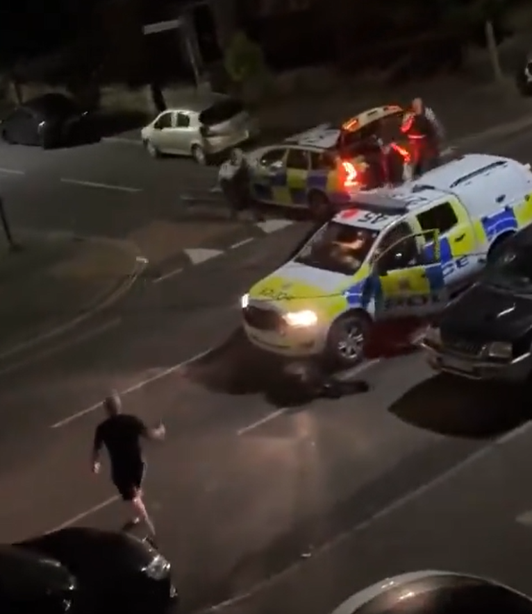 惟警車未有停下,並再衝前再次撞向剛站起的小牛,將其頭部輾壓在車頭下