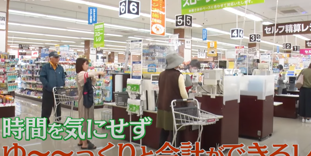 日本福岡縣一間超市推出「特慢收銀專櫃」,讓長者等有需要人士使用,最長一次結帳逾20分鐘。雖然收銀速度慢,但該超市營業額卻不跌反升10%。(影片截圖)