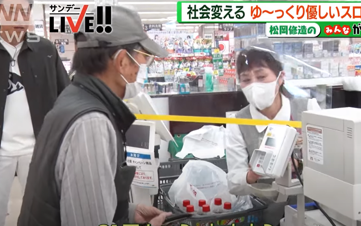 長者、行動不便、殘疾及孕婦等有需要顧客可按照個人步伐付款,收銀員不會催促,更會耐心等候待客人凑齊硬幣,客人即使弄錯價格或是忘了東西,也不需要擔心遭白眼。(影片截圖)