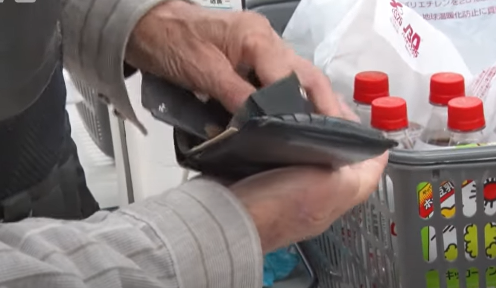 長者、行動不便、殘疾及孕婦等有需要顧客可按照個人步伐付款,收銀員不會催促,更會耐心等候待客人凑齊硬幣,客人即使弄錯價格或是忘了東西,也不需要擔心遭白眼。(影片截圖)