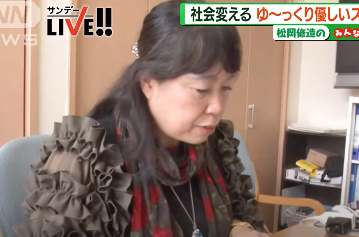 提議推出超慢收銀專櫃的是一名叫阿部香織的女士,她不是超市員工,是來自福岡縣阿茲海默症支援中心的職員