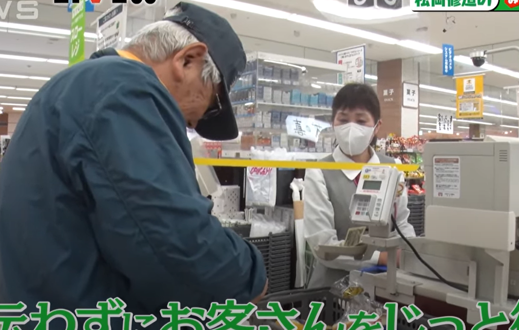 長者、行動不便、殘疾及孕婦等有需要顧客可按照個人步伐付款,收銀員不會催促,更會耐心等候待客人凑齊硬幣,客人即使弄錯價格或是忘了東西,也不需要擔心遭白眼。(影片截圖)