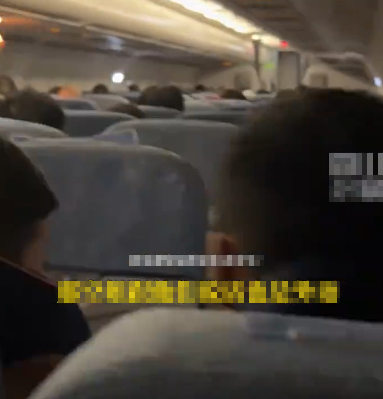 浙江省義烏市一架飛往北京市的客運航班上,有民眾目睹前排一名外國乘客將手機卡在遮光板,疑似偷拍軍民合用的機場,隨即他向國安部門舉報。(影片截圖)