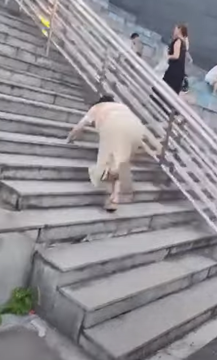 內地一條樓梯被稱為「最邪門樓梯」,社交平台有人拍片,目擊兩分鐘之內超過10人走這條樓梯時不小心絆倒。(影片截圖)