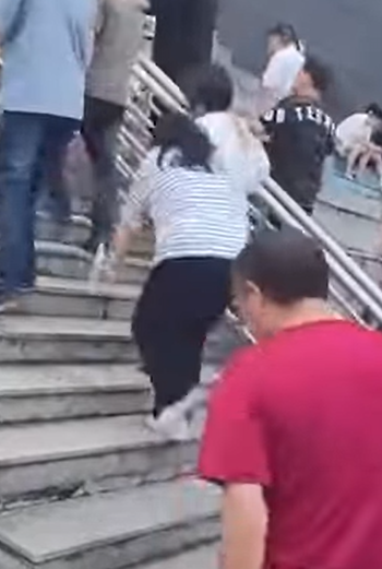 內地一條樓梯被稱為「最邪門樓梯」,社交平台有人拍片,目擊兩分鐘之內超過10人走這條樓梯時不小心絆倒。(影片截圖)