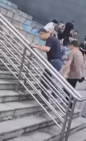 內地一條樓梯被稱為「最邪門樓梯」,社交平台有人拍片,目擊兩分鐘之內超過10人走這條樓梯時不小心絆倒。(影片截圖)