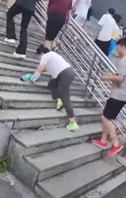 內地一條樓梯被稱為「最邪門樓梯」,社交平台有人拍片,目擊兩分鐘之內超過10人走這條樓梯時不小心絆倒。(影片截圖)