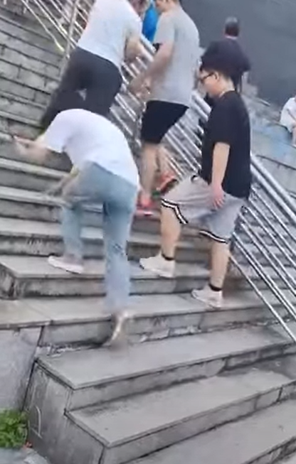 內地一條樓梯被稱為「最邪門樓梯」,社交平台有人拍片,目擊兩分鐘之內超過10人走這條樓梯時不小心絆倒。(影片截圖)