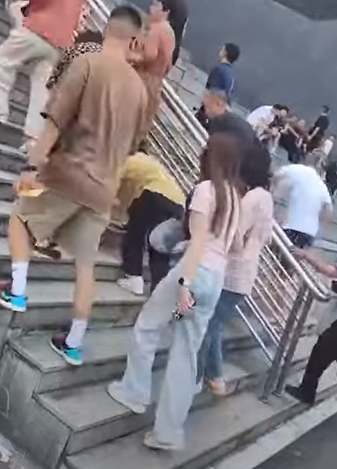內地一條樓梯被稱為「最邪門樓梯」,社交平台有人拍片,目擊兩分鐘之內超過10人走這條樓梯時不小心絆倒。(影片截圖)