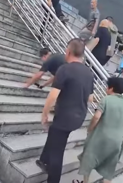 內地一條樓梯被稱為「最邪門樓梯」,社交平台有人拍片,目擊兩分鐘之內超過10人走這條樓梯時不小心絆倒。(影片截圖)