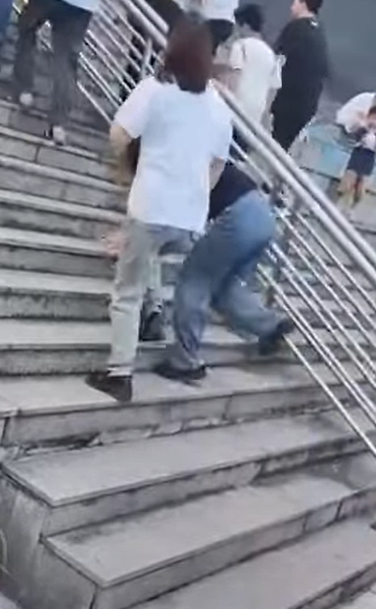 內地一條樓梯被稱為「最邪門樓梯」,社交平台有人拍片,目擊兩分鐘之內超過10人走這條樓梯時不小心絆倒。(影片截圖)