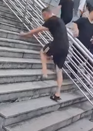 內地一條樓梯被稱為「最邪門樓梯」,社交平台有人拍片,目擊兩分鐘之內超過10人走這條樓梯時不小心絆倒。(影片截圖)