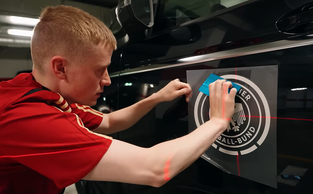 馬文偽裝成德國足協的車輛。(影片截圖)