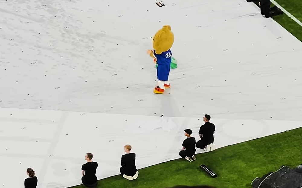 偽冒的吉祥物參與揭幕演出。(影片截圖)