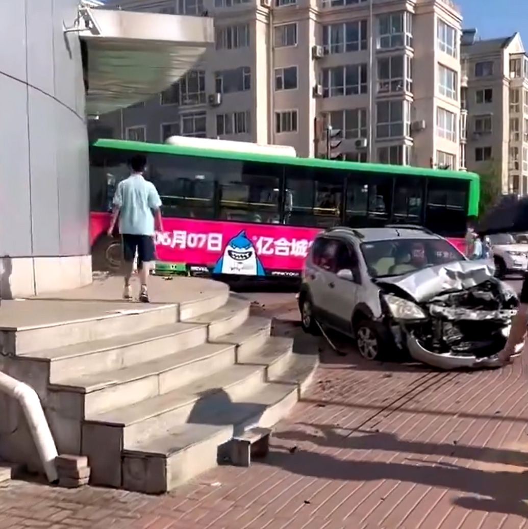 遼寧省大連市金普新區今日(18日)早上有一輛巴士失控撞入銀行,導致4名乘客輕傷,另有1名乘客受傷較重,暫無生命危險。影片可見車廂內多名乘客倒地,有人手臂染滿血漬,部份傷者被救出車外。(影片截圖)