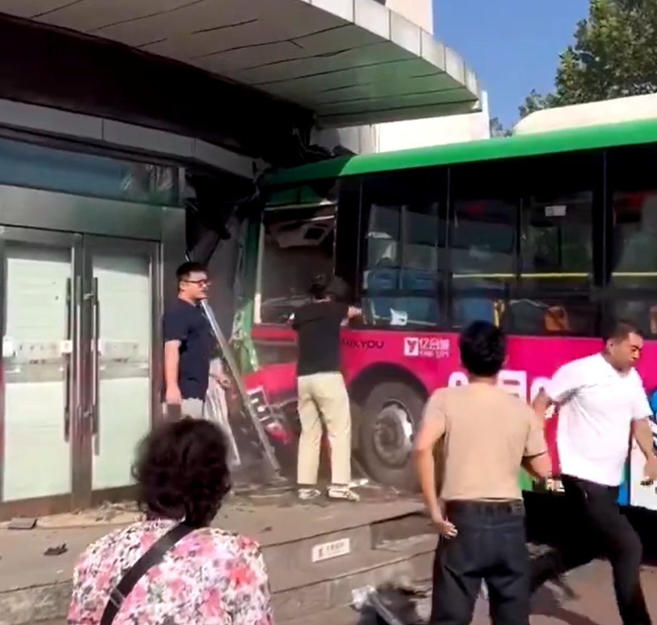 遼寧省大連市金普新區今日(18日)早上有一輛巴士失控撞入銀行,導致4名乘客輕傷,另有1名乘客受傷較重,暫無生命危險。影片可見車廂內多名乘客倒地,有人手臂染滿血漬,部份傷者被救出車外。(影片截圖)