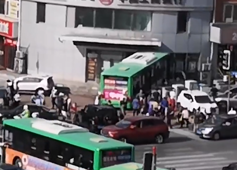 遼寧省大連市金普新區今日(18日)早上有一輛巴士失控撞入銀行,導致4名乘客輕傷,另有1名乘客受傷較重,暫無生命危險。影片可見車廂內多名乘客倒地,有人手臂染滿血漬,部份傷者被救出車外。(影片截圖)