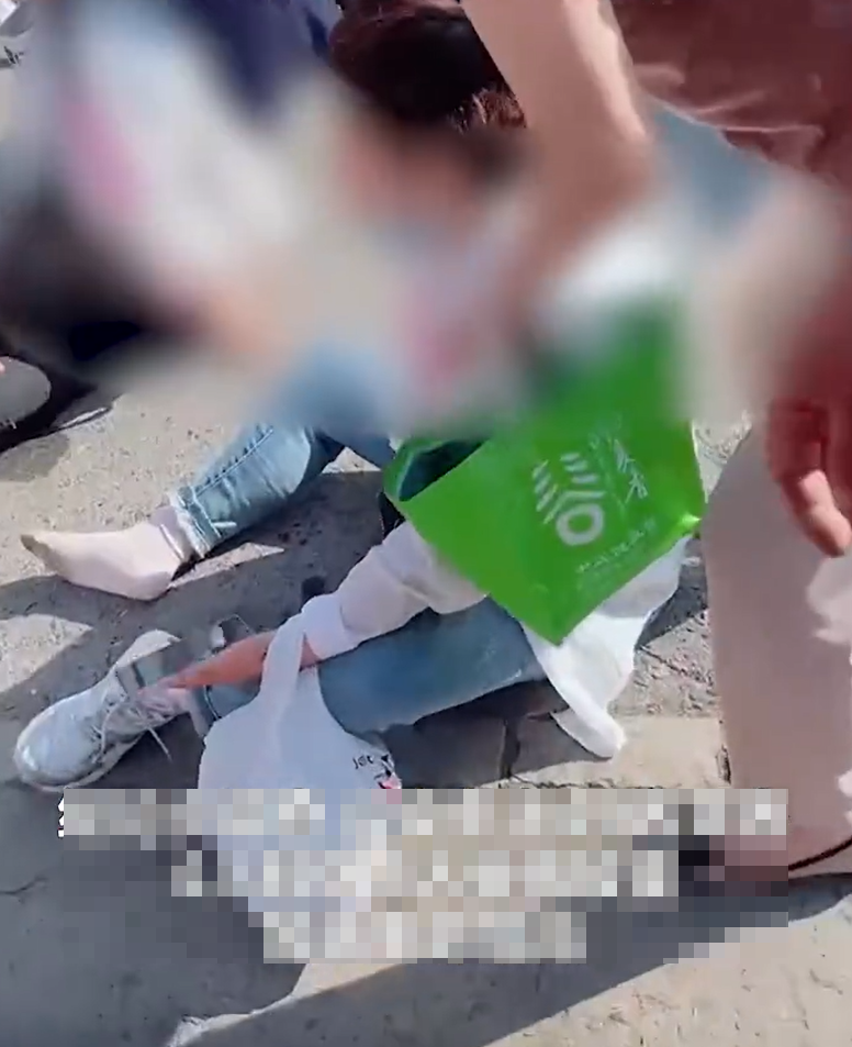 遼寧省大連市金普新區今日(18日)早上有一輛巴士失控撞入銀行,導致4名乘客輕傷,另有1名乘客受傷較重,暫無生命危險。影片可見車廂內多名乘客倒地,有人手臂染滿血漬,部份傷者被救出車外。(影片截圖)