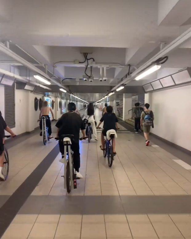 有「子彈仔」車隊在尖沙咀街頭及紅磡站行人隧道飆車,部分人半裸,並在車尾掛上巨型發光音響。(影片截圖)