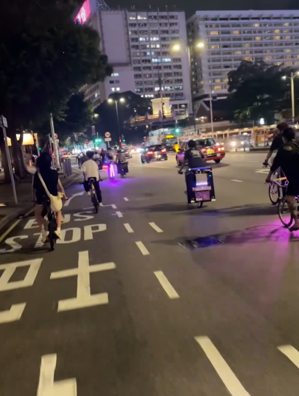 有「子彈仔」車隊在尖沙咀街頭及紅磡站行人隧道飆車,部分人半裸,並在車尾掛上巨型發光音響。(影片截圖)