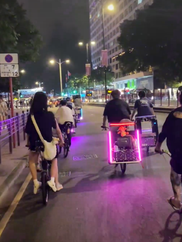 有「子彈仔」車隊在尖沙咀街頭及紅磡站行人隧道飆車,部分人半裸,並在車尾掛上巨型發光音響。(影片截圖)