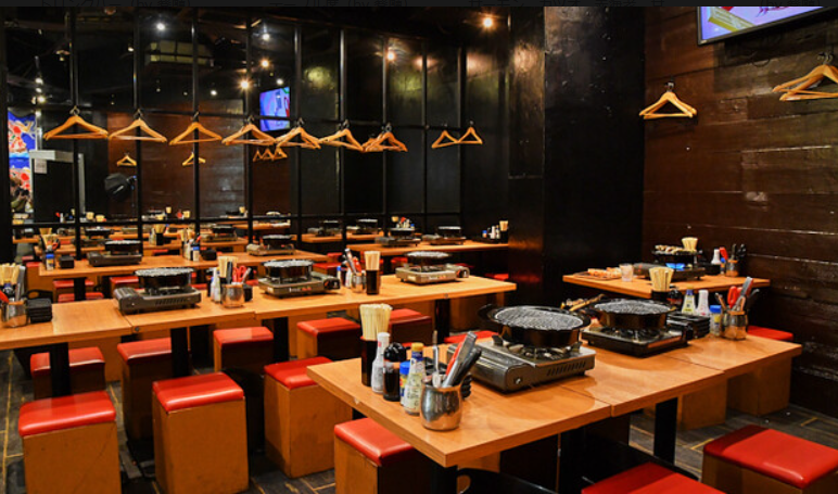 東京澀谷採取外國遊客與本地人兩種收費制的海鮮放題餐廳。(互聯網)