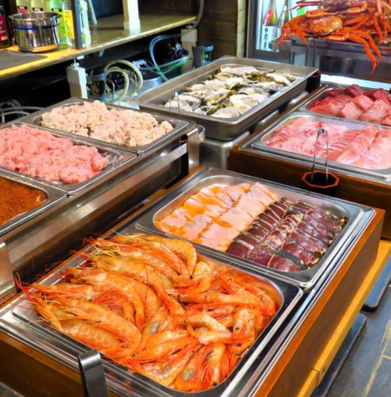 東京澀谷採取外國遊客與本地人兩種收費制的海鮮放題餐廳。(互聯網)