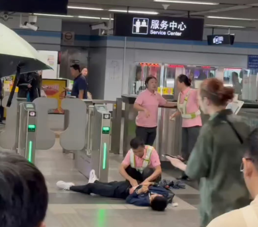 網傳圖片顯示,有傷者於閘機附近倒地。(微博圖片)