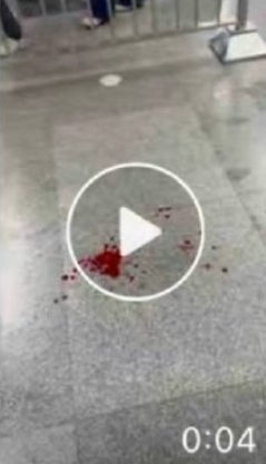 有網民表示,「合川路站有人拿刀捅人,滿地是血嚇死了。」