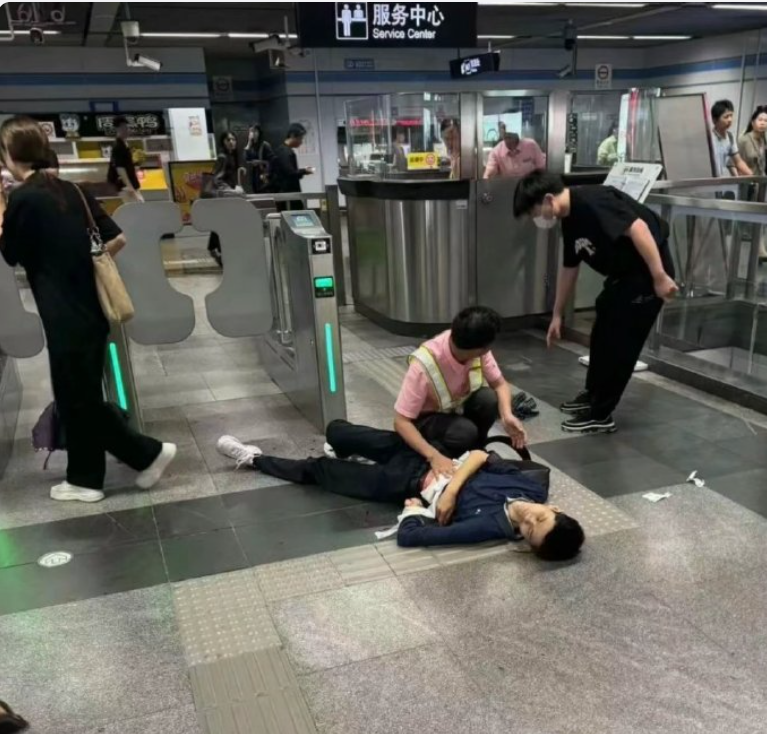 網傳圖片顯示,有傷者於閘機附近倒地。(微博圖片)