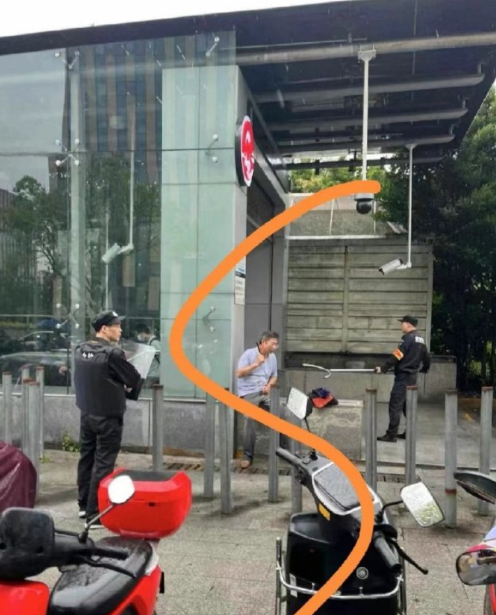 一名持刀男子被民警控制(微博圖片)