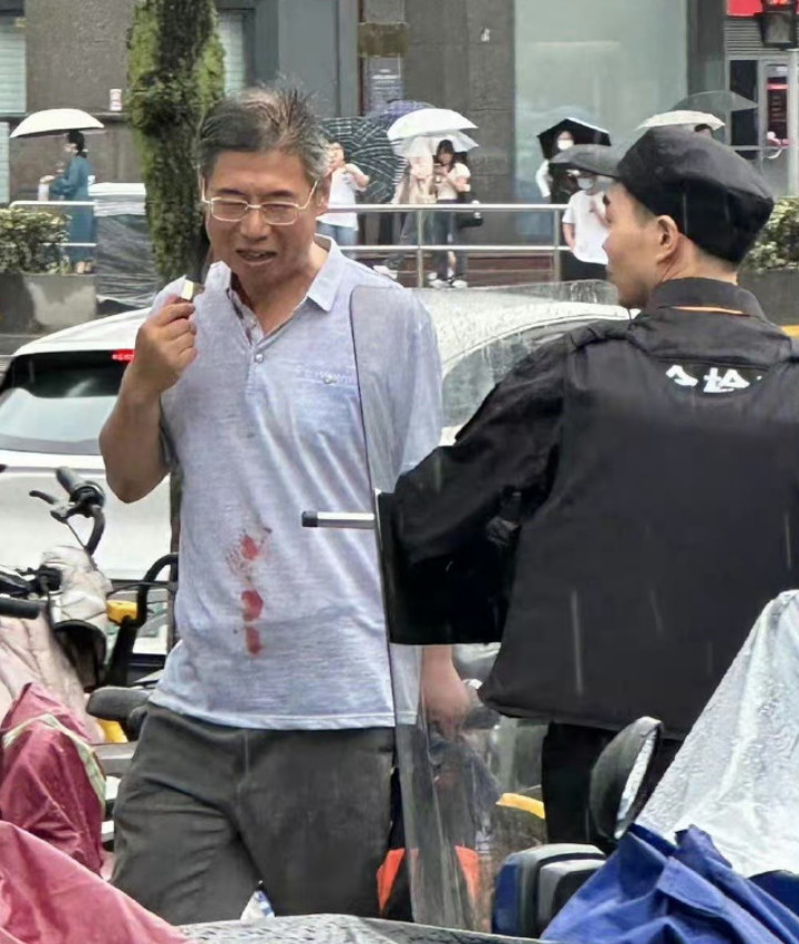 上海地鐵持刀傷人釀3傷 54歲男刀手落網 (微博圖片)