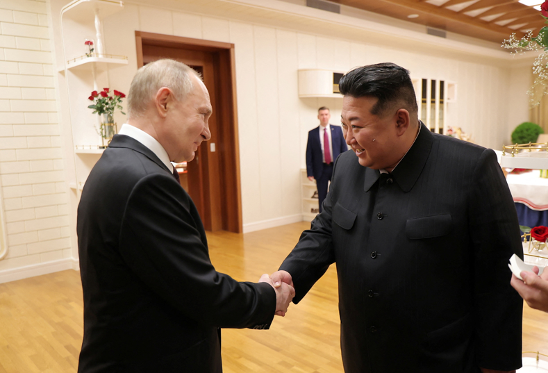 普京乘搭專機降落平壤機場,相隔24年再次訪問北韓,金正恩到機場迎接。(路透社)