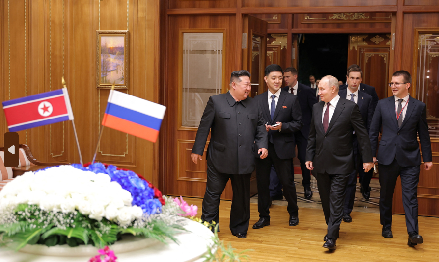 普京乘搭專機降落平壤機場,相隔24年再次訪問北韓,金正恩到機場迎接。(路透社)