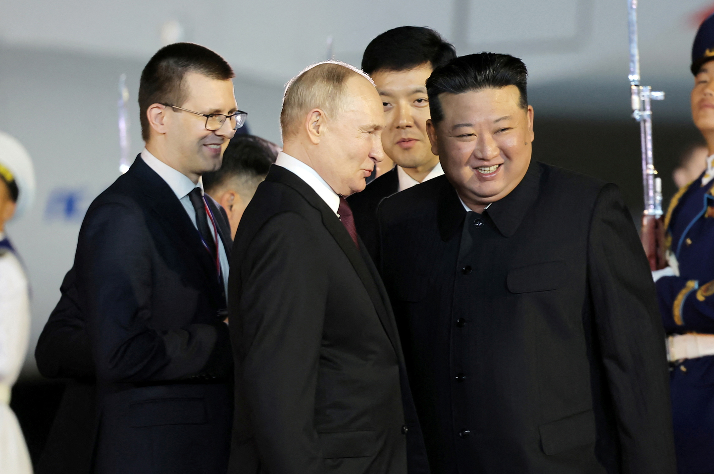 普京乘搭專機降落平壤機場,相隔24年再次訪問北韓,金正恩到機場迎接。(路透社)