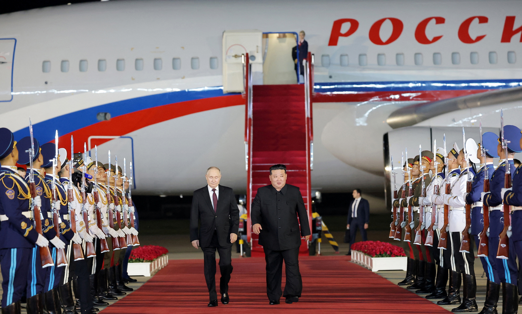 普京乘搭專機降落平壤機場,相隔24年再次訪問北韓,金正恩到機場迎接。(路透社)